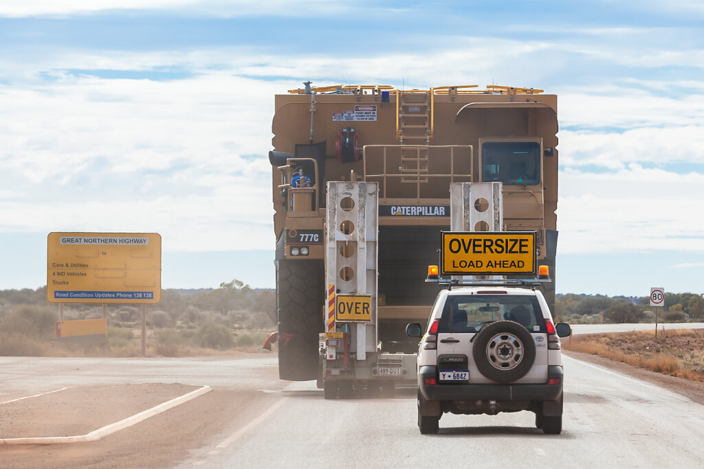 Oversize (Caterpillar 777c bei Mount Magnet, Westaustralien)